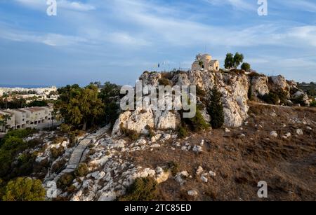 Vista dall'alto aerea con droni della chiesa cristiana di san profitis elias sulla roccia. Zona di Protaras Cipro Foto Stock