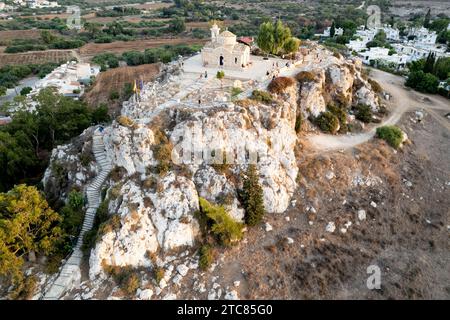 Vista dall'alto aerea con droni della chiesa cristiana di san profitis elias sulla roccia. Zona di Protaras Cipro Foto Stock