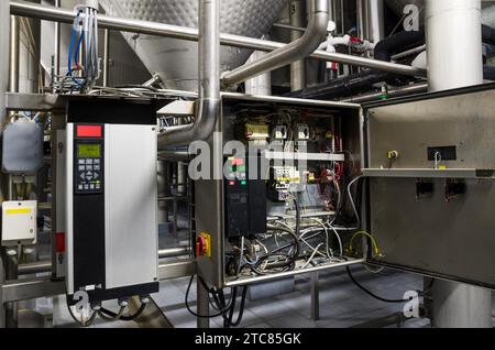 Convertitore inverter a velocità variabile, unità per la stabilizzazione della tensione nella produzione di acqua minerale Foto Stock