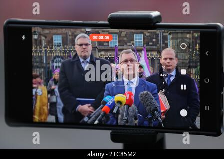 Un tabulato telefonico (da sinistra a destra) Vice leader del DUP Gavin Robinson, leader del DUP Sir Jeffrey Donaldson e Gordon Lyons che parlano ai media fuori dal Castello di Hillsborough dopo i colloqui tra il segretario dell'Irlanda del Nord Chris Heaton-Harris e i principali partiti politici. Data immagine: Lunedì 11 dicembre 2023. Foto Stock