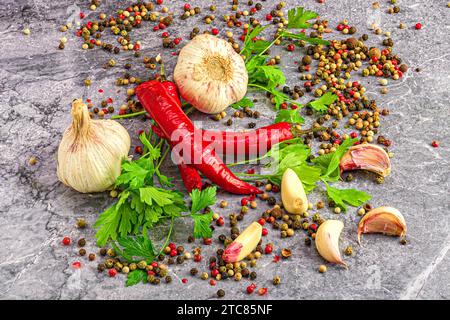 Una natura morta con spezie ed erbe aromatiche. Foto Stock