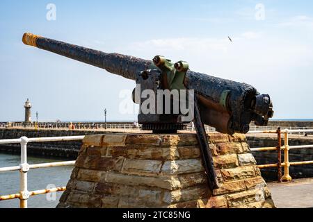 WHITBY, NORTH YORKSHIRE, Regno Unito, 19 LUGLIO: Vecchia pistola a batteria a Whitby, North Yorkshire, il 19 luglio 2022 Foto Stock