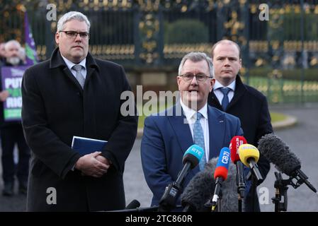 (Da sinistra a destra) il vice leader del DUP Gavin Robinson, il leader del DUP Sir Jeffrey Donaldson e Gordon Lyons parlano ai media fuori dal Castello di Hillsborough dopo i colloqui tra il segretario dell'Irlanda del Nord Chris Heaton-Harris e i principali partiti politici. Data immagine: Lunedì 11 dicembre 2023. Foto Stock