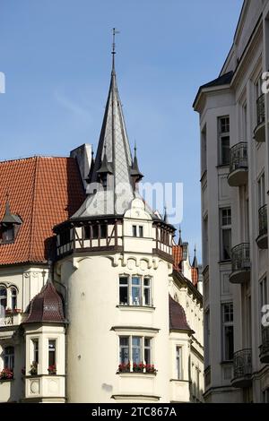 Insolito stile gotico blocco di appartamenti a Praga Foto Stock