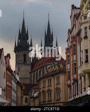 Una foto della chiesa di nostra Signora davanti a Tyn vista da una strada secondaria (Praga) Foto Stock