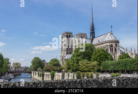 Una foto della cattedrale di Notre-Dame vista da un ponte vicino (Parigi) Foto Stock