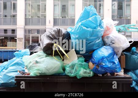 Berlino - Deutschland. Übervolle Müllcontainer. *** 05 12 2023, Berlino, Germania. 5 dicembre 2023. Credito per contenitori rifiuti in eccesso: Imago/Alamy Live News Foto Stock