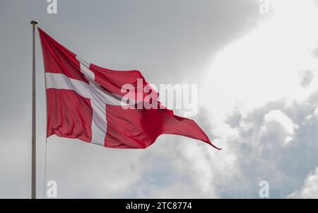 Una foto della bandiera danese che sventola nel vento (Copenaghen) Foto Stock