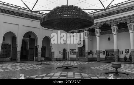 Una foto in bianco e nero di una grande stanza nel Museo di Marrakech Foto Stock