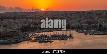 Un quadro del tramonto sulle aree costiere di G?ira & Ta' Xbiex, a la Valletta Malta Foto Stock