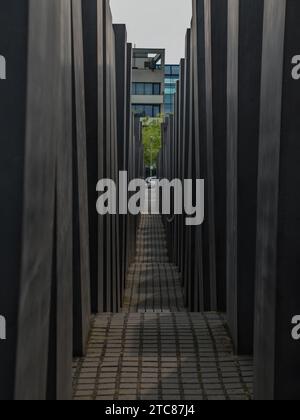Una foto di un corridoio all'interno del Memoriale dell'Olocausto, a Berlino Foto Stock