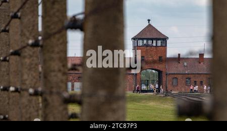 Una foto dell'ingresso del campo di concentramento visto attraverso le recinzioni di Auschwitz II, Birkenau Foto Stock