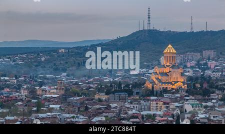 Una foto della cattedrale di Sameba scattata al tramonto, a Tbilisi Foto Stock