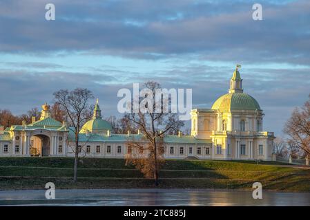 LOMONOSOV, RUSSIA - 19 NOVEMBRE 2023: Il grande Palazzo Menshikov al tramonto. Oranienbaum, Russia Foto Stock