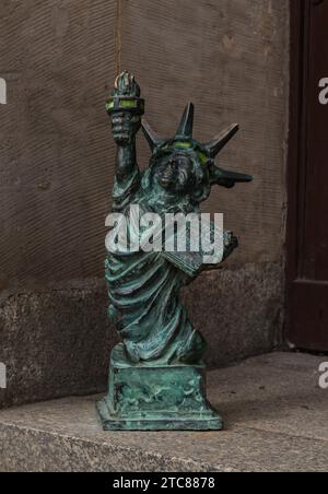 Un primo piano di uno dei tanti gnomi che spuntano sopra Breslavia, questo che copia la Statua della libertà Foto Stock