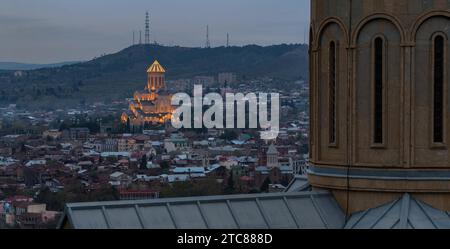 Una foto della cattedrale di Sameba scattata al tramonto, a Tbilisi Foto Stock