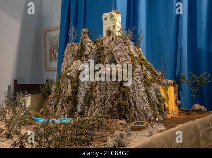 Felanitx, Spagna; 10 dicembre 2023: Figurine da un presepe cattolico cristiano nella chiesa parrocchiale della città di Felanitx, Spagna. CH Foto Stock