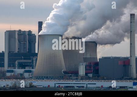 Braunkohle im Rheinischen Revier. Blick vom Nordosten ONO auf das Braunkohle-Kraftwerk Weisweiler der RWE Power AG vom Aussichtsturm Lindemann aus. Düren Nordrhein-Westfalen *** lignite nella zona mineraria renana Vista da nord-est alla centrale elettrica alimentata a lignite Weisweiler della RWE Power AG dalla torre di osservazione Lindemann di Düren Renania settentrionale-Vestfalia Credit: Imago/Alamy Live News Foto Stock