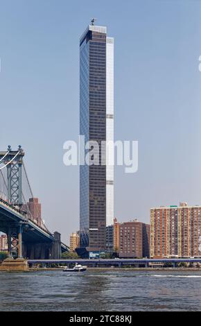 Una Manhattan Square domina il ponte di Manhattan, vista da Brooklyn. Foto Stock