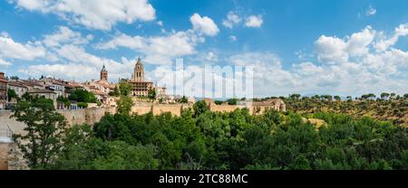 Una foto panoramica di Segovia e del paesaggio circostante Foto Stock