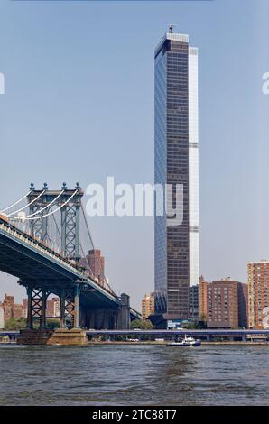 Una Manhattan Square domina il ponte di Manhattan, vista da Brooklyn. Foto Stock