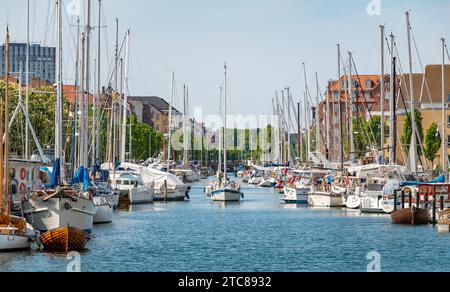 Una foto dei canali e delle barche attraccate nel porto turistico, nel quartiere di Christianshavn Foto Stock