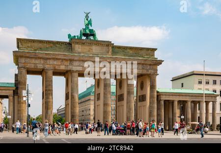 Una foto della porta di Brandeburgo e dei turisti di fronte Foto Stock