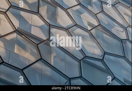 Un quadro ravvicinato dell'architettura moderna di un edificio per uffici, a Bruxelles Foto Stock