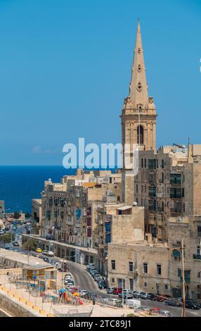 Una foto del St. La torre della cattedrale anglicana di Paolo e i vicini edifici della Valletta Foto Stock