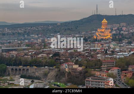 Una foto della cattedrale di Sameba scattata al tramonto, a Tbilisi Foto Stock