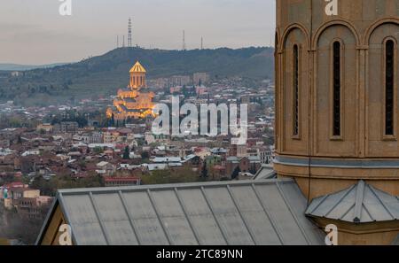 Una foto della cattedrale di Sameba scattata al tramonto, a Tbilisi Foto Stock