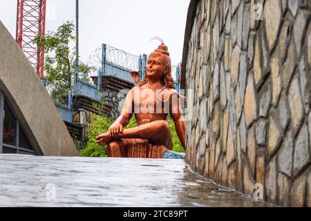 il dio indù, shiva, isolò la statua con sfondo luminoso al mattino da una prospettiva diversa Foto Stock