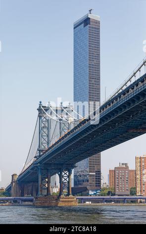 Una Manhattan Square domina il ponte di Manhattan, vista da Brooklyn. Foto Stock
