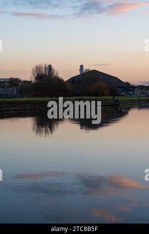 Vilvoorde, regione del Brabante fiammingo, Belgio, 28 novembre 2023 - riflessione di impianti industriali abbandonati e attivi e magazzini nel canale credito: Imago/Alamy Live News Foto Stock