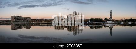 Vilvoorde, regione del Brabante fiammingo, Belgio, 28 novembre 2023 - Vista panoramica extra large sullo skyline con appartamenti presso il porto credito: Imago/Alamy Live News Foto Stock