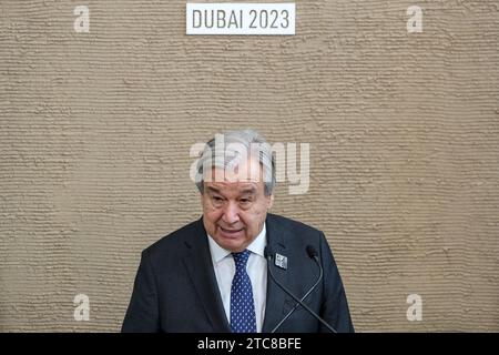 Il Segretario generale delle Nazioni Unite António Guterres parla ai media durante uno stakeout durante la COP28, Conferenza delle Nazioni Unite sui cambiamenti climatici, tenuta dall'UNFCCC al Dubai Exhibition Center, Emirati Arabi Uniti l'11 dicembre 2023. Foto Stock