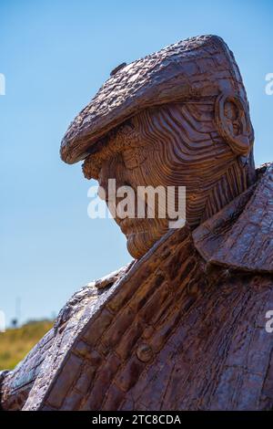 SCARBOROUGH, NORTH YORKSHIRE, Regno Unito, 18 LUGLIO: Freddie Gilroy e la statua di Belsen Stragglers a Scarborough, North Yorkshire, il 18 luglio 2022 Foto Stock