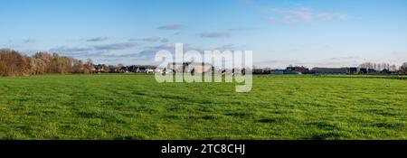 Paesaggio naturale molto ampio con alberi autunnali e prati intorno a Kapelle op den Bos, Brabante fiammingo, Belgio credito: Imago/Alamy Live News Foto Stock