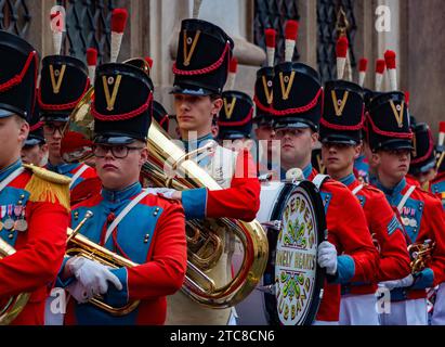 Una foto di una banda in marcia che suona a Praga Foto Stock