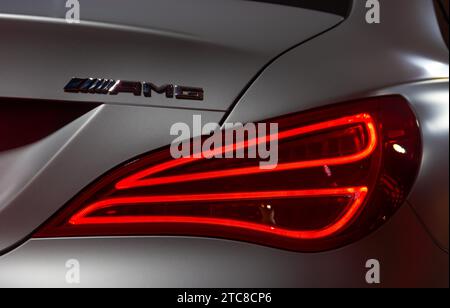 Un'immagine della luce posteriore di una Mercedes CLA 45 AMG Foto Stock