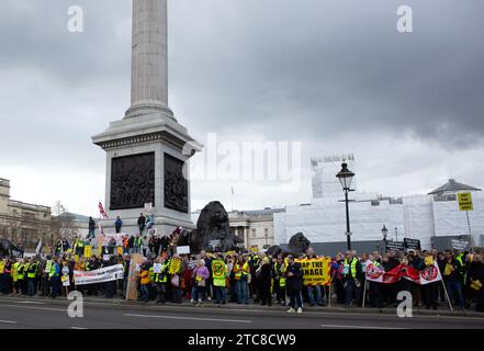 I partecipanti si riuniscono durante una dimostrazione contro l'espansione della zona a emissioni ultra basse intorno a Trafalgar Square a Londra. Foto Stock