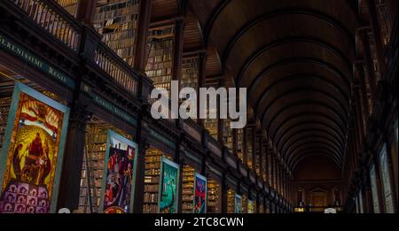 Una foto dell'interno della biblioteca del Trinity College, a Dublino Foto Stock