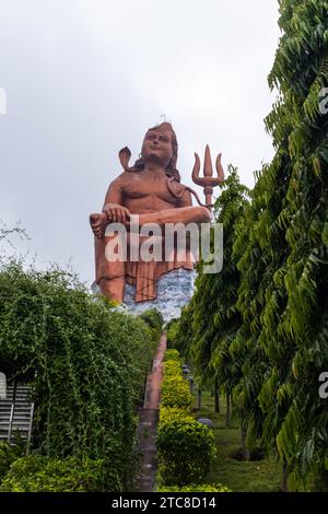 shiva, dio indù, statua isolata con sfondo luminoso al mattino da una prospettiva unica, l'immagine è scattata presso la statua della credenza nathdwara rajasthan Foto Stock