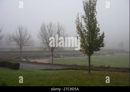 Vista su un cimitero deserto la mattina intorno a Molenbeek, Bruxelles, Belgio credito: Imago/Alamy Live News Foto Stock
