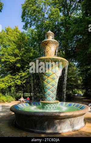 Fontana a mosaico nel grande Giardino Foto Stock