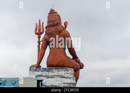 la vista posteriore della statua isolata del dio indù shiva con sfondo luminoso all'immagine mattutina è scattata presso la statua della credenza nathdwara rajasthan india. Foto Stock