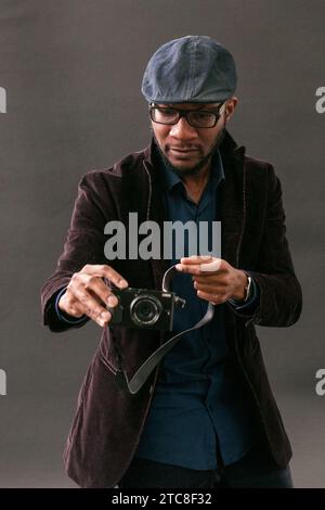 Scrittore Nigerian-American, fotografo e storico dell'arte Teju Cole assiste un photocall durante l'Edinburgh International Book Festival il 12 agosto Foto Stock