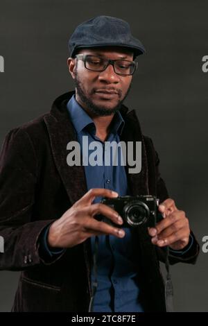 Scrittore Nigerian-American, fotografo e storico dell'arte Teju Cole assiste un photocall durante l'Edinburgh International Book Festival il 12 agosto Foto Stock