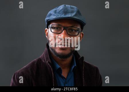 Scrittore Nigerian-American, fotografo e storico dell'arte Teju Cole assiste un photocall durante l'Edinburgh International Book Festival il 12 agosto Foto Stock