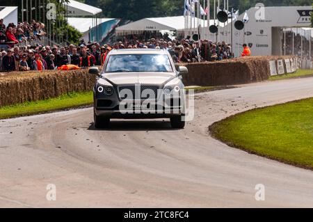 Bentley Bentayga auto SUV di lusso che guidano lungo la pista di salita al Goodwood Festival of Speed nel 2016 Foto Stock